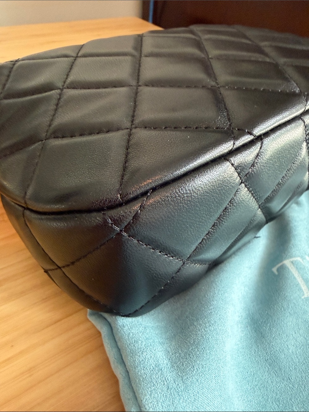 Classic Quilted Black Shoulder Bag with Gold Chain Accents - Picture 16 of 16